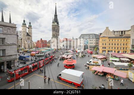 Halle, Deutschland. September 2020. Passanten gehen über den Wochenmarkt auf dem Marktplatz. Quelle: Jan Woitas/dpa-Zentralbild/dpa/Alamy Live News Stockfoto