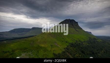 Luftdrohnenaufnahme von Benwiskin und Benbulbin in der Grafschaft Sligo, Irland Stockfoto