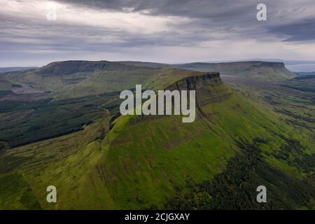 Luftdrohnenaufnahme von Benwiskin und Benbulbin in der Grafschaft Sligo, Irland Stockfoto