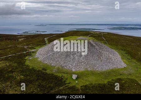 Luftaufnahmen des Durchgangsgrabes, des Käfigs und des Käfigs von Königin Maeve auf Knocknarea (Cnoc na Ri) in der Grafschaft Sligo, Irland Stockfoto