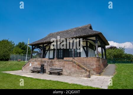 Sportpavillon auf dem Dorfgrün in Thornton Hough Wirral Juni 2020 Stockfoto