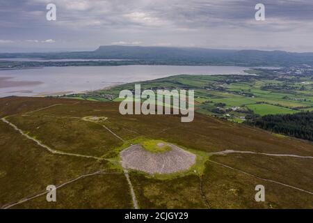 Luftaufnahmen des Durchgangsgrabes, des Käfigs und des Käfigs von Königin Maeve auf Knocknarea (Cnoc na Ri) in der Grafschaft Sligo, Irland Stockfoto