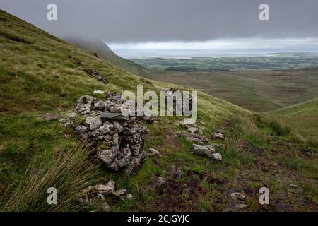 Blick von der Spitze von Benbulben in der Grafschaft Sligo, Irland mit Blick auf den Atlantik und Donegal Stockfoto