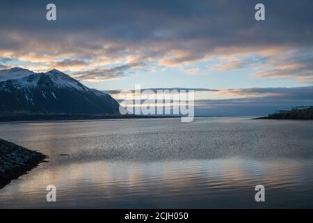Berge und Meer im Westen Islands Stockfoto