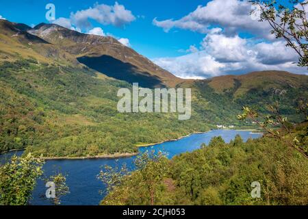 Blick über Loch Leven nach Kinlochleven, Schottland Stockfoto