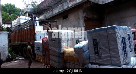 DISTRIKT KATNI, INDIEN - 07. AUGUST 2019: Vorräte große Kisten bei Goods godown gehalten. Stockfoto