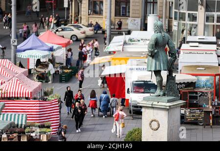 Halle, Deutschland. September 2020. Passanten gehen über den Wochenmarkt auf dem Marktplatz. Quelle: Jan Woitas/dpa-Zentralbild/dpa/Alamy Live News Stockfoto