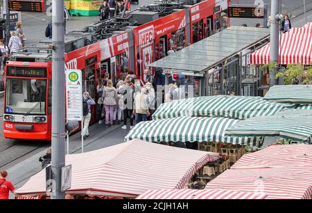 Halle, Deutschland. September 2020. Die Fahrgäste nutzen zur Zeit des Wochenmarktes auf dem Marktplatz eine Straßenbahn. Quelle: Jan Woitas/dpa-Zentralbild/dpa/Alamy Live News Stockfoto