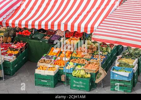 Halle, Deutschland. September 2020. Ein Obst- und Gemüsestand auf dem Wochenmarkt auf dem Marktplatz. Quelle: Jan Woitas/dpa-Zentralbild/dpa/Alamy Live News Stockfoto