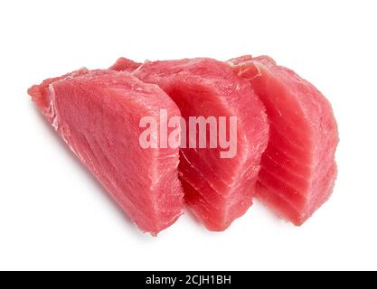 Drei Thunfisch-Steaks isoliert auf weißem Hintergrund. Blick von oben auf Scheiben Thunfisch Fleisch. Stockfoto