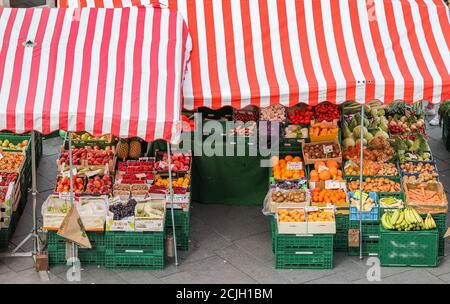 Halle, Deutschland. September 2020. Ein Obst- und Gemüsestand auf dem Wochenmarkt auf dem Marktplatz. Quelle: Jan Woitas/dpa-Zentralbild/dpa/Alamy Live News Stockfoto