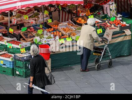 Halle, Deutschland. September 2020. Auf dem Wochenmarkt auf dem Marktplatz steht ein älterer Bürger an einem Obst- und Gemüsestand. Quelle: Jan Woitas/dpa-Zentralbild/dpa/Alamy Live News Stockfoto