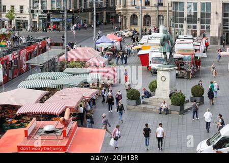 Halle, Deutschland. September 2020. Passanten gehen über den Wochenmarkt auf dem Marktplatz. Quelle: Jan Woitas/dpa-Zentralbild/dpa/Alamy Live News Stockfoto