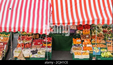 Halle, Deutschland. September 2020. Ein Obst- und Gemüsestand auf dem Wochenmarkt auf dem Marktplatz. Quelle: Jan Woitas/dpa-Zentralbild/dpa/Alamy Live News Stockfoto