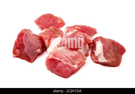 Geschnittenes Hammelfleisch auf Weiß isoliert. Stücke von rohem Hammelfleisch. Stockfoto