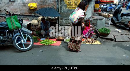 DISTRIKT KATNI, INDIEN - 07. AUGUST 2019: Indische Straßenmenschen kaufen Gemüse auf dem Markt. Stockfoto