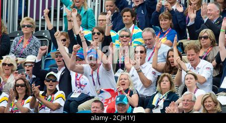 Prinz William, Herzogin von Cambridge, Prinz Harry, Peter Phillips, Prinzessin Anne beobachten Zara Phillips bei den Olympischen Spielen in London. Pic : Mark Pain / Alamy Stockfoto