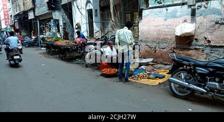 DISTRIKT KATNI, INDIEN - 07. AUGUST 2019: Indisches Dorf Straße Gemüsemarkt Anordnung für arme Leute. Stockfoto