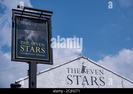 Schild für das Seven Stars Public House Thornton Hough Wirral Juni 2020 Stockfoto