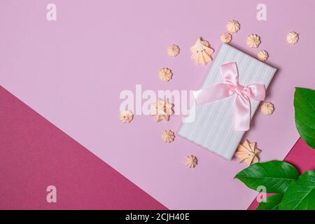 Draufsicht auf rosa Geschenkbox und Marshmallow auf rosa Hintergrund. Stockfoto