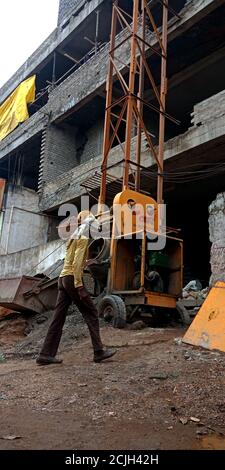 DISTRIKT KATNI, INDIEN - 07. AUGUST 2019: Indische Hausbauarbeiter, die Baumaterial vor Ort transportieren. Stockfoto