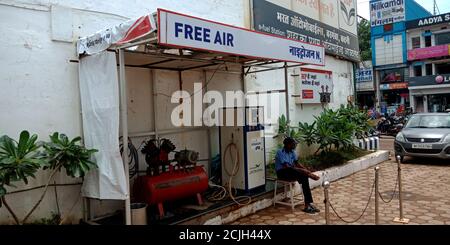 DISTRIKT KATNI, INDIEN - 07. AUGUST 2019: Freier Luftpunkt für Automobilfahrzeuge an der Tankstelle. Stockfoto