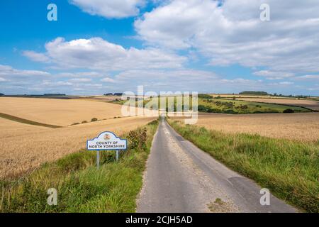 Burdale, North Yorkshire, UK, 01/09/2020 - Blick auf die Landstraße an der North Yorkshire County Grenze mit Schild. Stockfoto