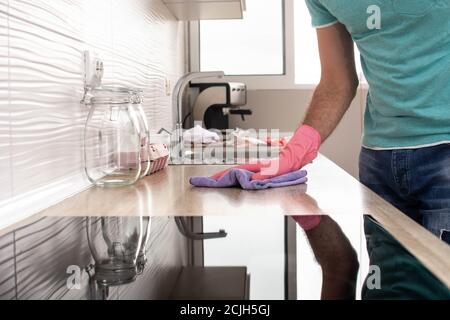 Mann, die Reinigung der Küche Stockfoto