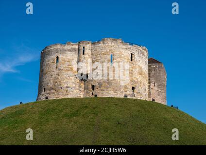 York, North Yorkshire, UK, 14/09/2020 - Cliffords Tower, Norman Castle auf einem Grashügel mit blauem Himmel an einem sonnigen Tag. Stockfoto