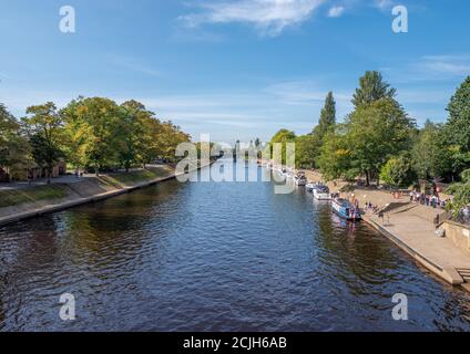 York, North Yorkshire, UK, 14/09/2020 - der Fluss Ouse in York mit Booten und Touristen an einem sonnigen Tag. Stockfoto