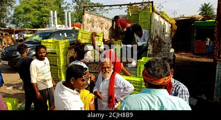 DISTRIKT KATNI, INDIEN - 12. AUGUST 2019: Indische Bauern drängen auf Agrarwaren auf dem Markt. Stockfoto