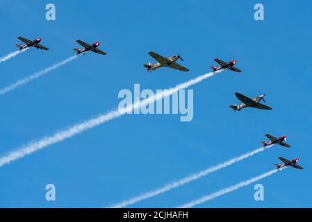 Biggin Hill, Kent, Großbritannien. September 2020. Battle of Britain Day ist der Name für die groß angelegte Luftschlacht, die über dem Südosten von England am 15. September 1940 stattfand, während der Schlacht von Großbritannien, als die RAF schwer gegen die deutsche Bombermacht traf. Am Stadtrand von London gelegen, spielte RAF Biggin Hill eine Schlüsselrolle in der Verteidigung als Sektorstation für Fighter Command, wobei basierte Kämpfer viele Siege einforderten. Ein Flipast würdigte seine Vergangenheit mit einem Hurrikan und Spitfire, flankiert vom Blades-Team, das mit dem RAF Benevolent Fund zusammenarbeitet Stockfoto