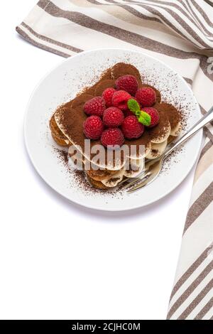 Portion Classic Tiramisu Dessert mit Himbeeren auf Keramikplatte Isoliert auf weißem Hintergrund mit Beschneidungspfad Stockfoto