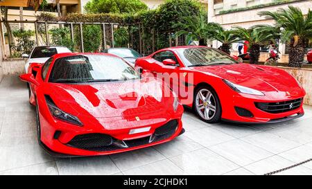 Monte-Carlo, Monaco. 10.09.2020 zwei rote Ferraris parkten auf der Straße in Monte-Carlo. Ferrari ist italienische Sportwagen. Stockfoto