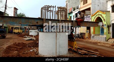 DISTRIKT KATNI, INDIEN - 17. AUGUST 2019: Indischer Arbeiter, der über Brücke während Straßenbauarbeiten macht. Stockfoto