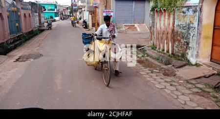 DISTRIKT KATNI, INDIEN - 17. AUGUST 2019: Ein indischer Street Vegetable Vender, der frisches Gemüse auf der Straße vom Fahrrad verkauft. Stockfoto