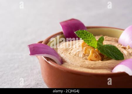 Gofio Escaldado in Schale auf grauem Stein Stockfoto