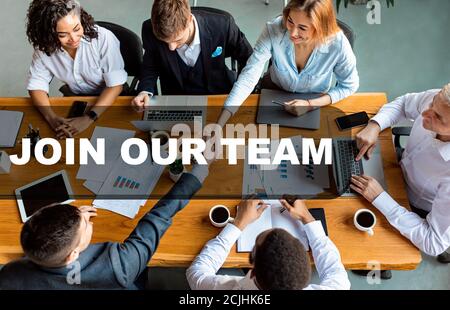 Werden Sie Teil Unseres Teams. Geschäftsleute Schütteln Hände Während Gruppe Job Interview Sitzen Am Tisch Im Modernen Büro. Oben, Collage Stockfoto