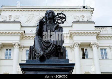 Pomnik Mikołaja Kopernika, Nicolas Copernicus Denkmal, vor PAN, Polska Academia Nauk, Polnische Akademie der Wissenschaften, Pałac Staszica, Warschau Stockfoto
