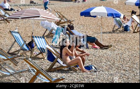 Brighton UK 15. September 2020 - Sonnenanbeter am Brighton Beach, da sie das Beste aus einem weiteren heißen Tag am Meer machen, da die Temperaturen in einigen Teilen des Südostens wieder 30 Grad erreichen werden : Credit Simon Dack / Alamy Live News Stockfoto