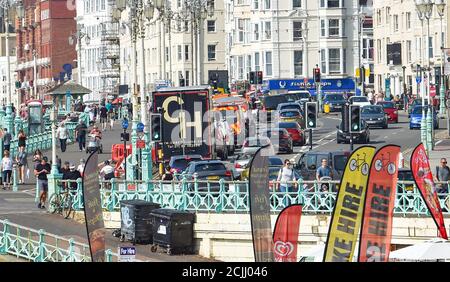 Brighton UK 15. September 2020 - die Küste von Brighton ist sehr verkehrsreich, da Besucher einen weiteren heißen Tag am Meer nutzen können, da die Temperaturen in einigen Teilen des Südostens wieder auf 30 Grad steigen werden : Credit Simon Dack / Alamy Live News Stockfoto