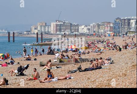 Brighton UK 15. September 2020 - Brighton Beach ist voll, da Sonnenanbeter das Beste aus einem weiteren heißen Tag am Meer machen, da die Temperaturen in einigen Teilen des Südostens wieder 30 Grad erreichen werden : Credit Simon Dack / Alamy Live News Stockfoto