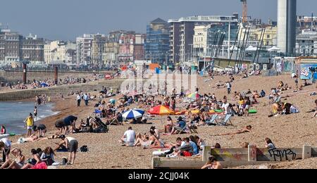 Brighton UK 15. September 2020 - Brighton Beach ist voll, da Sonnenanbeter das Beste aus einem weiteren heißen Tag am Meer machen, da die Temperaturen in einigen Teilen des Südostens wieder 30 Grad erreichen werden : Credit Simon Dack / Alamy Live News Stockfoto