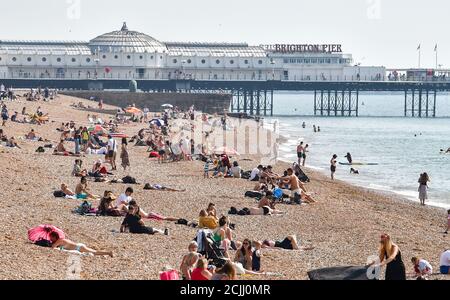 Brighton UK 15. September 2020 - Sonnenanbeter am Brighton Beach, da sie das Beste aus einem weiteren heißen Tag am Meer machen, da die Temperaturen in einigen Teilen des Südostens wieder 30 Grad erreichen werden : Credit Simon Dack / Alamy Live News Stockfoto