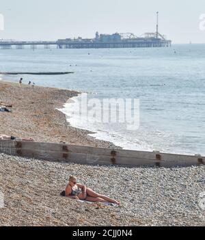 Brighton UK 15. September 2020 - Sonnenanbeter am Brighton Beach, da sie das Beste aus einem weiteren heißen Tag am Meer machen, da die Temperaturen in einigen Teilen des Südostens wieder 30 Grad erreichen werden : Credit Simon Dack / Alamy Live News Stockfoto