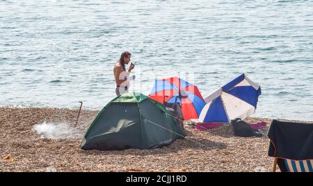 Brighton UK 15. September 2020 - Diese Gruppe sieht so aus, als würde sie einen Tag am Brighton Beach verbringen, da sie das Beste aus einem weiteren heißen Tag am Meer machen, da die Temperaturen in einigen Teilen des Südostens wieder 30 Grad erreichen werden: Kredit Simon Dack / Alamy Live Nachrichten Stockfoto