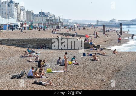 Brighton UK 15. September 2020 - Sonnenanbeter am Brighton Beach, da sie das Beste aus einem weiteren heißen Tag am Meer machen, da die Temperaturen in einigen Teilen des Südostens wieder 30 Grad erreichen werden : Credit Simon Dack / Alamy Live News Stockfoto