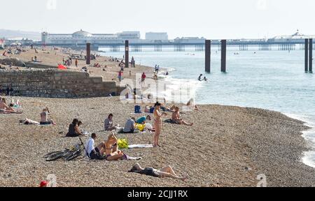 Brighton UK 15. September 2020 - Sonnenanbeter am Brighton Beach, da sie das Beste aus einem weiteren heißen Tag am Meer machen, da die Temperaturen in einigen Teilen des Südostens wieder 30 Grad erreichen werden : Credit Simon Dack / Alamy Live News Stockfoto