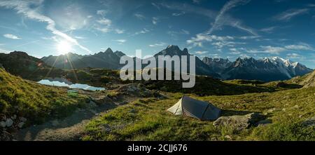 Menschen, die in den Bergen mit einem Zelt vor dem Mont Blanc in den französischen Alpen campen. Stockfoto