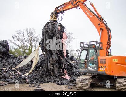 Skibbereen, West Cork, Irland, 15. September 2020. West Cork Bauern in der Skibbereen-Gegend taten ihren Teil für Kunststoff-Recycling heute. Bauern aus der Gegend brachten ihren landwirtschaftlichen Kunststoff an eine zentrale Sammelstelle, wo er in Anhänger sortiert und für das Recycling weggebracht wurde. Credit aphperspective/ Alamy Live Nachrichten Stockfoto